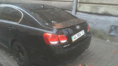 У Львові фасад будинку обвалився і пошкодив автомобіль