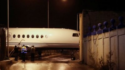 На Мальті літак здуло вітром у будівлю