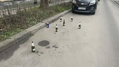 У Львові на вулиці встановили антипаркувальні пляшки (ВІДЕО)