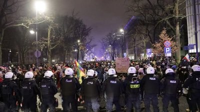 З'явились фото масових протестів проти заборони абортів у Польщі (ФОТО)