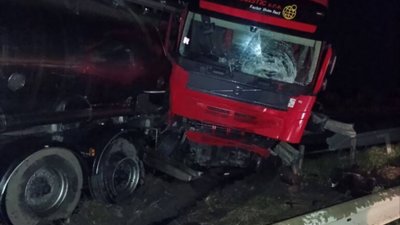 На Львівщині вантажівка з цистерною знесла відбійник (ФОТО)