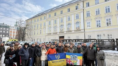 Британські волонтери передали військовим ще 20 автомобілів