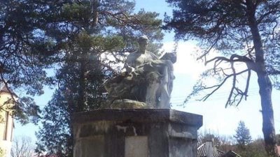 У Садового нарешті демонтують три радянські памʼятники