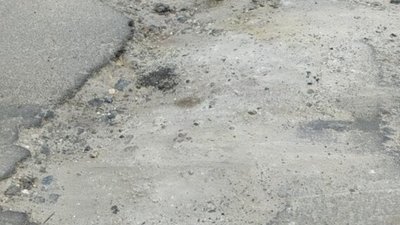 У Винниках вантажівка знесла люк (ФОТО)
