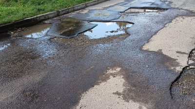 У Львові на одній із вулиць просять залатати ями (ФОТО)