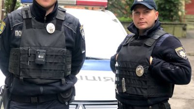 Львівські патрульні допомогли бабусі, якій стало зле у власній оселі