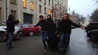 Зеленському на день народження принесли під Офіс президента рояль (ФОТО)