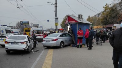 У Києві таксі збило двох жінок і в'їхало у зупинку (ВІДЕО 18+)