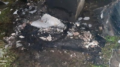 У Львові вночі двоє чоловіків підпалили шини під балконом житлового будинку (ФОТО)