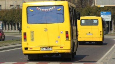 У Львові з маршрутки випала дитина (ВІДЕО)