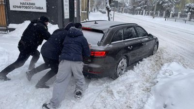 На Львівщині водіїв витягують із снігу
