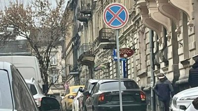 У Львові водії знімають номерні знаки