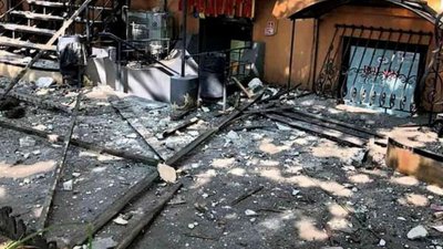 У Львові шматок фасаду з будинку впав на тротуар (ВІДЕО)