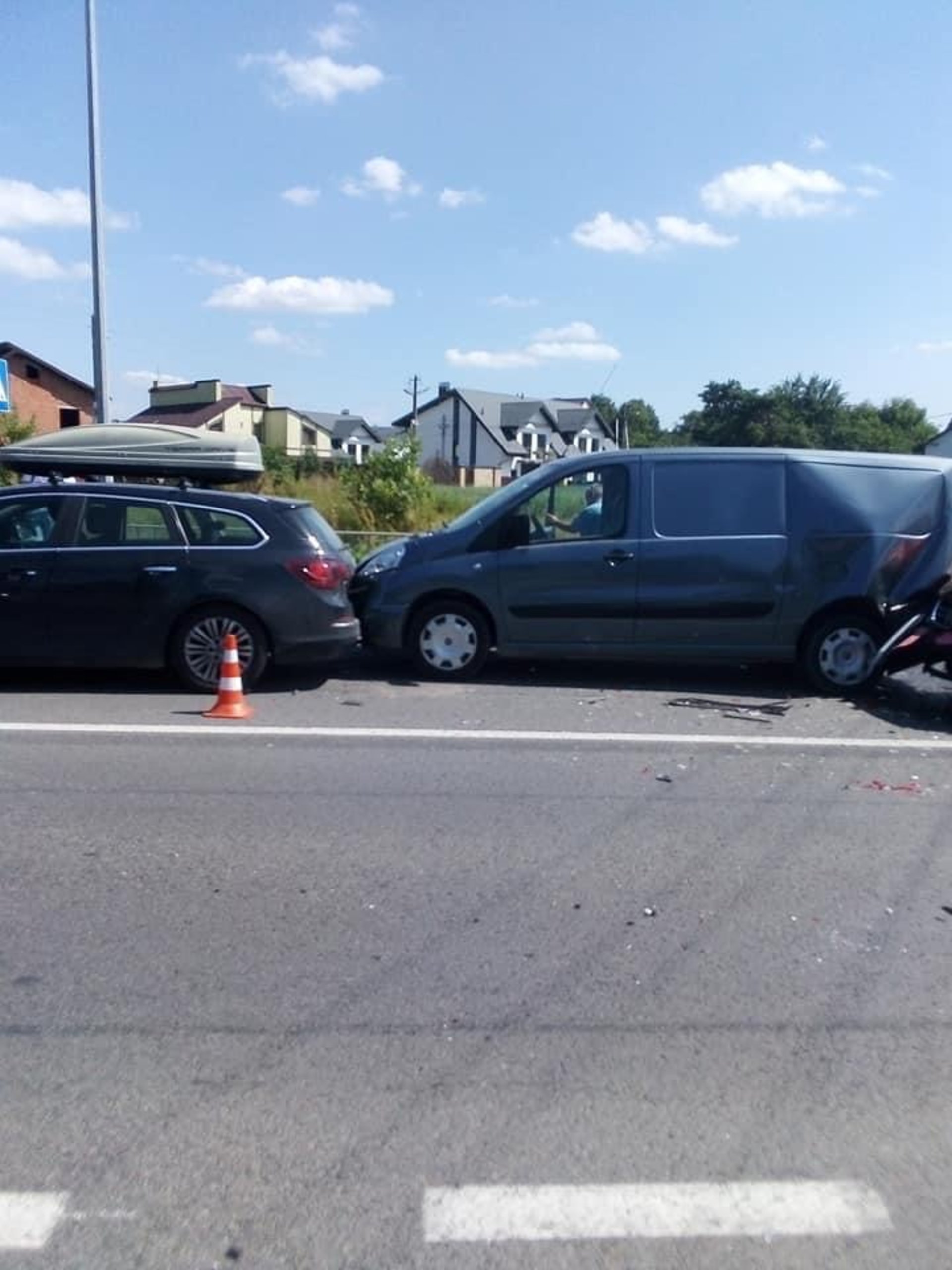 Біля Львова сталась аварія за участі кількох автомобілів, фото Варта-1
