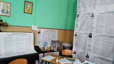 На деяких ДВК Львівщини творчо підійшли до розміщення біографій та програм кандидатів (ФОТО)