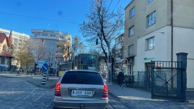 У Львові автомобіль швидкої медичної допомоги застряг у тягучках (ВІДЕО)