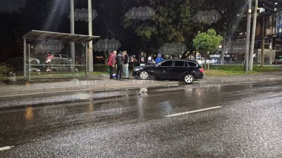У Львові автомобіль влетів у зупинку