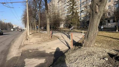 У Львові у спальному районі встановили шлагбаум