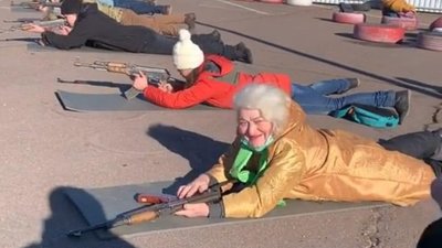 Українська пенсіонерка з карабіном вразила світові ЗМІ (ФОТО)
