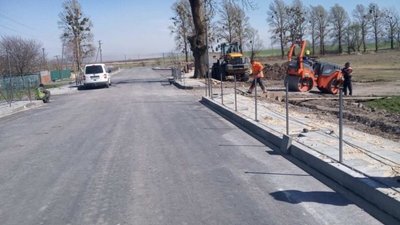 У Бродівському районі ремонтують дорогу (ФОТО)