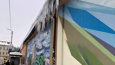 У Львові над зупинкою громадського транспорту нависають метрові бурульки (ФОТО)