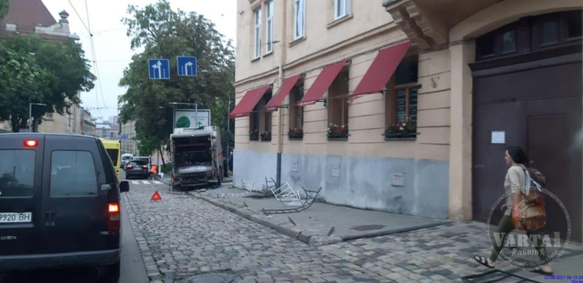 У Львові сміттєвоз вискочив на пішохідну зону і зніс огородження