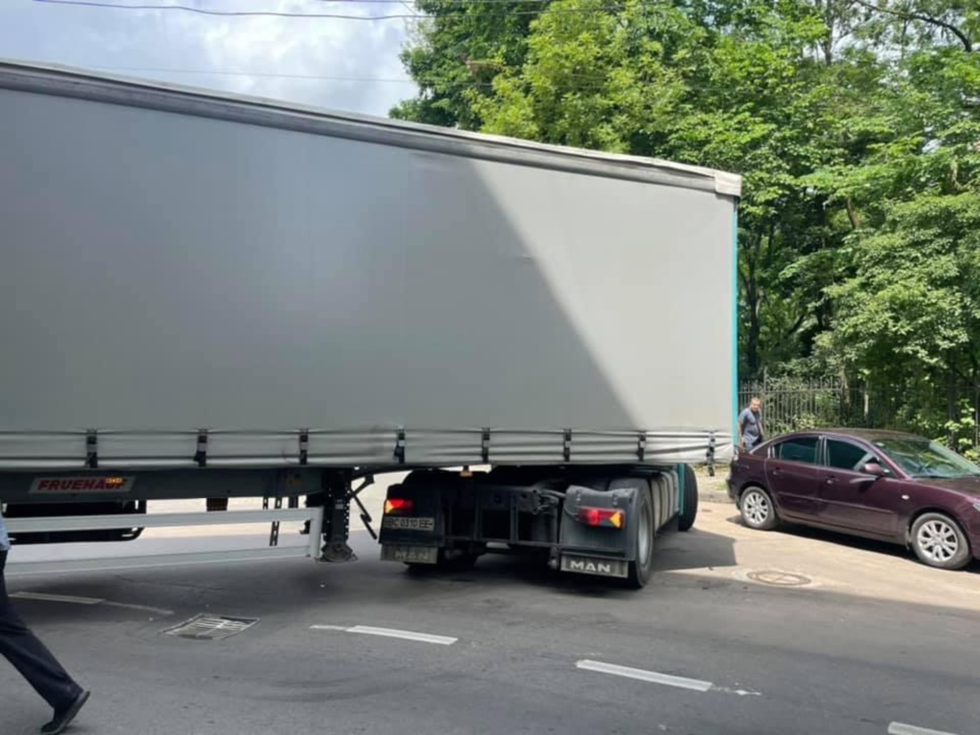 У Львові через вантажівку зупинився рух тролейбусів