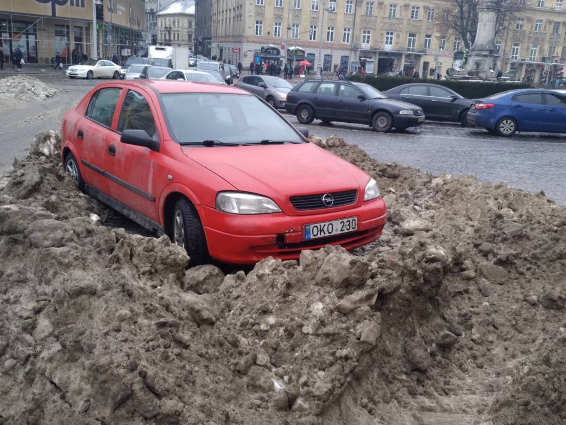 Підлеглі Садового нарешті розпочали прибирати Львів від снігу. Фото: Варта1.