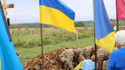 Бориславська громада провела в останню дорогу свого земляка (ФОТО)