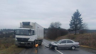 На Львівщині зіткнулися вантажівка і легковик (ФОТО)