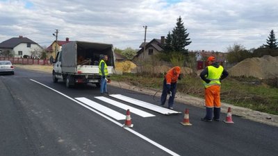 На автошляхах Львівщини наносять розмітку (ФОТО)