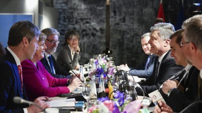 Порошенко скоординував із Меркель запровадження "азовських санкцій"