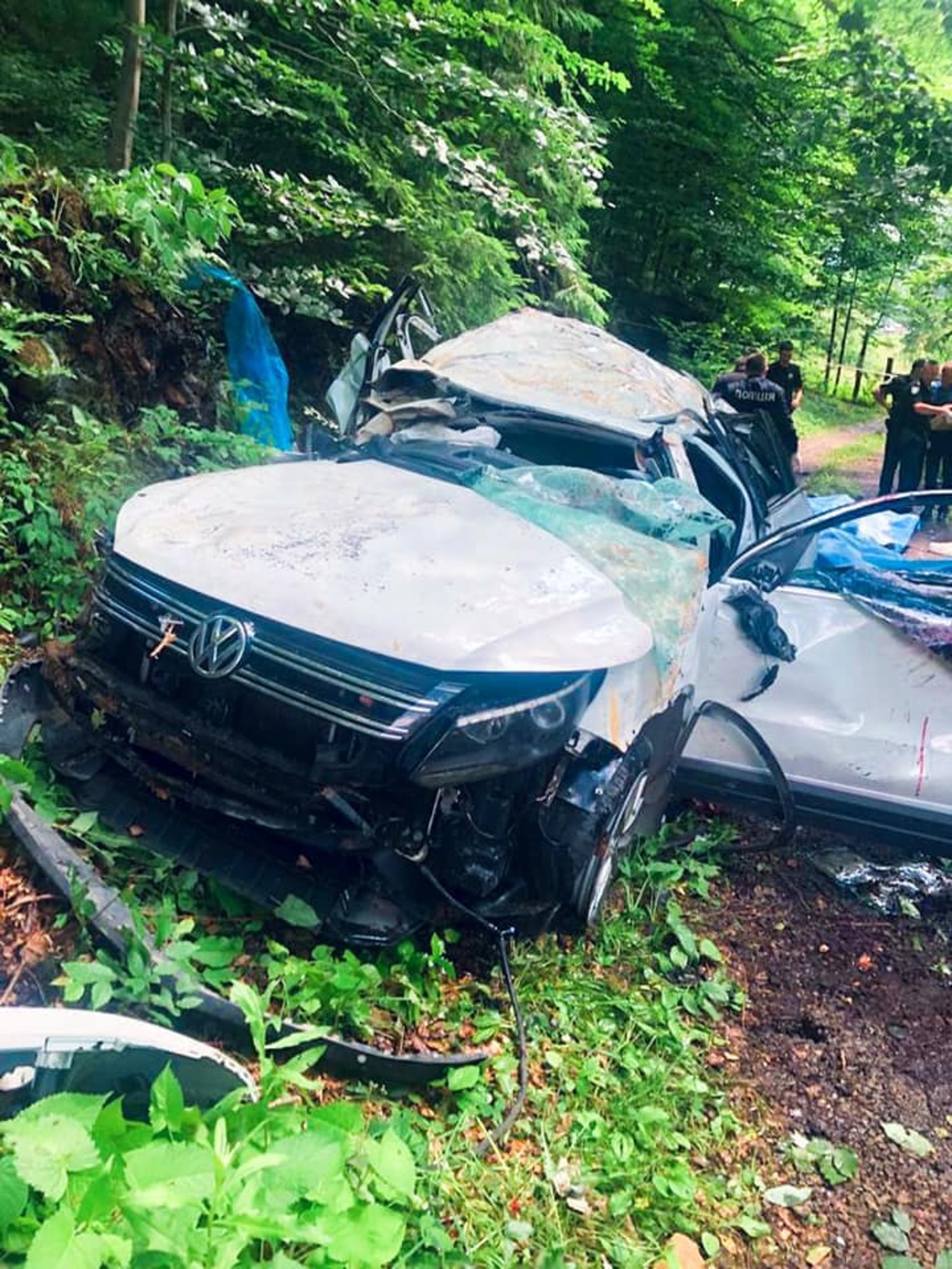 У Яремче автівка злетіла в обрив