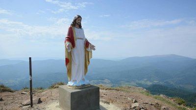 На горі Пікуй зруйнували статую Ісуса Христа (ФОТО)