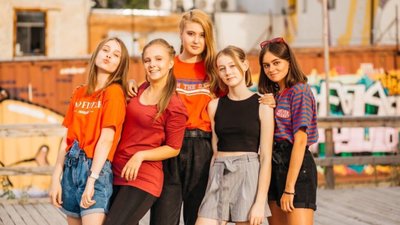 Львівський ліцей імені Василя Стуса оприлюднив світлини загиблих сестер та матері