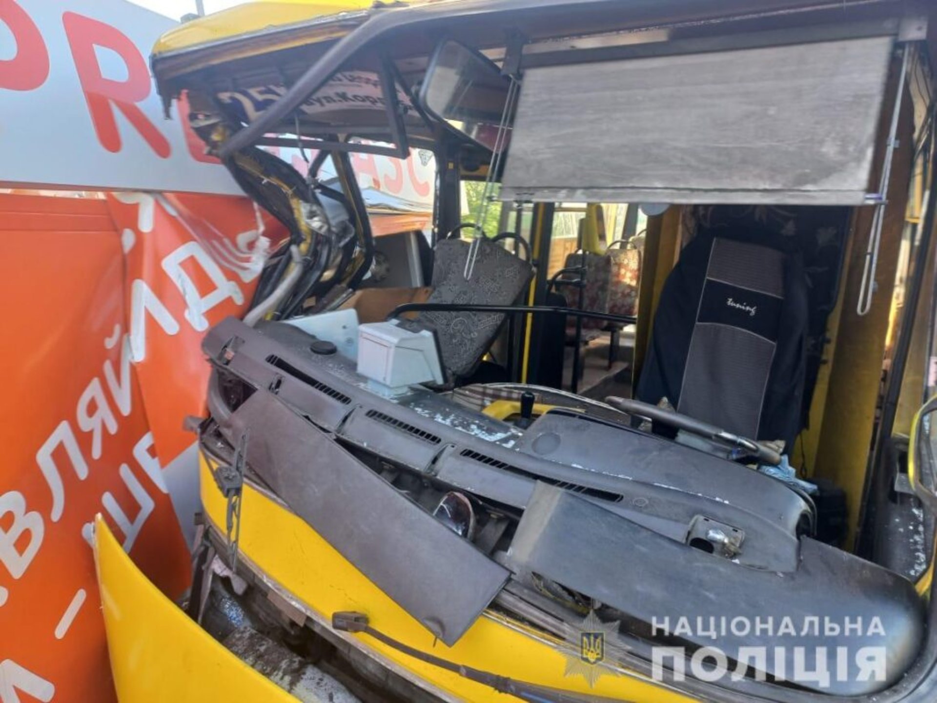 У Львові маршрутка в'їхала в АЗС