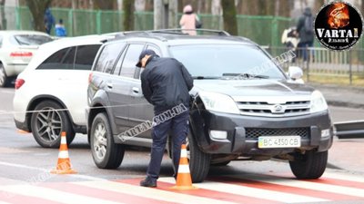 У Львові водійка позашляховика в’їхала в легковик і розтрощила знак на острівку безпеки (ФОТО, ВІДЕО)