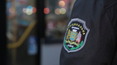 У Львові муніципали побили львів’янина біля входу у міську раду