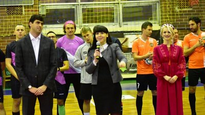 У Києві легенди футболу, журналісти, будівельники та артисти подарували дітям-переселенцям свято