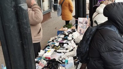 У Львові на зупинці влаштували стихійну торгівлю