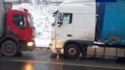 На Львівщині поліція шукала спецтехніку, щоб витягти фуру з гірської дороги (ВІДЕО)