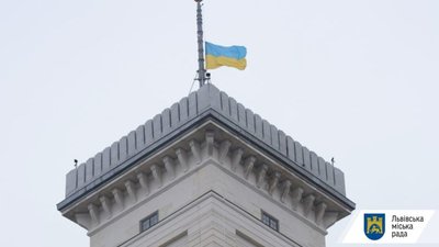 У Львові на Ратуші приспустили прапор через авіакатастрофу літака в Ірані