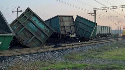 У Кривому Розі вантажний поїзд під час руху пішов під укіс (ВІДЕО)