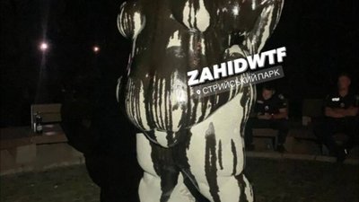 У Львові облили скульптуру у Стрийському парку (ФОТО)
