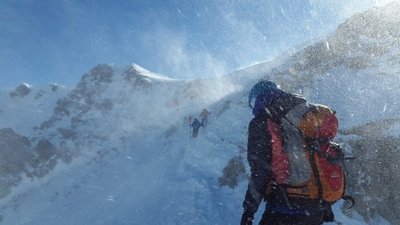 Трагедія у Карпатах: від переохолодження загинули двоє туристів, шістьох врятовано – ДСНС