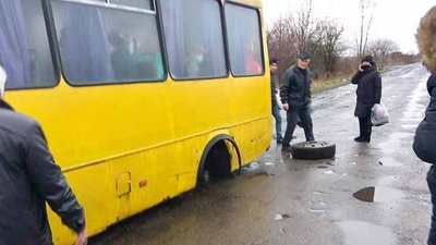 На Львівщині у маршрутки під час руху відлетіло колесо (ФОТО)