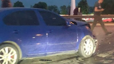 Біля "Ашану" автомобіль вилетів з траси (ФОТО, ВІДЕО)