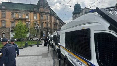 У центрі Львова багато поліції (ФОТО)