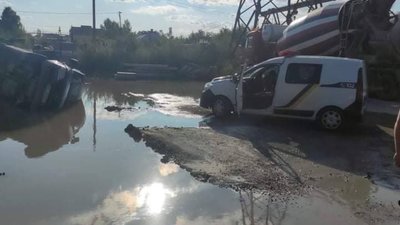 У Червонограді через яму перекинувся бус (ФОТО)