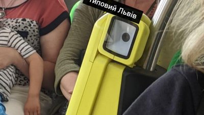 У Львові помітили жінку з іконою на голові